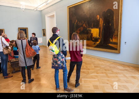 ST. PETERSBURG, Russland - ca. April 2017: Junge Menschen auf das Bild "das letzte Abendmahl" von Nikolai Ge schauen. Russischen Staatsmuseum, Mikhailovsky Pal Stockfoto