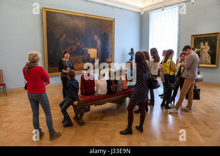 ST. PETERSBURG, Russland - ca. April 2017: Frau eine Anleitung Kinder erzählt das Bild "das letzte Abendmahl" von Nikolai Ge. Russischen Staatsmuseum, die Mi Stockfoto