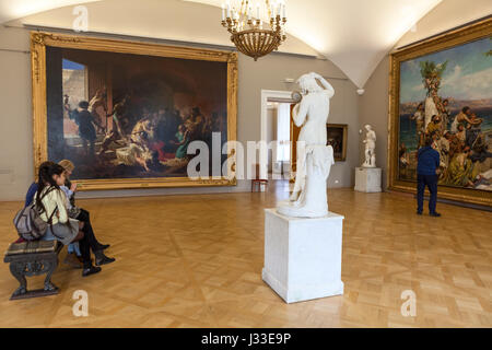 ST. PETERSBURG, Russland - ca. April 2017: Hall des Russischen Museums mit Gemälden von k.d. Flavitsky "Christliche Märtyrer im Kolosseum" und GI-Sem Stockfoto