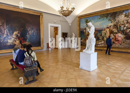 ST. PETERSBURG, Russland - ca. April 2017: Besucher sehen Sie sich Bilder von k.d. Flavitsky "Christliche Märtyrer im Kolosseum" und GI-Semiradskij ' Frina Stockfoto