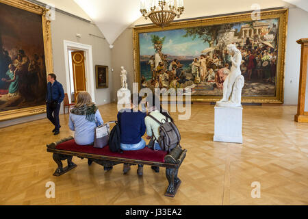 ST. PETERSBURG, Russland - ca. April 2017: Junge Menschen sind im russischen Museum. Kunst von K.Flavitsky "christliche Märtyrer im Kolosseum" und G.Semiradsky Stockfoto