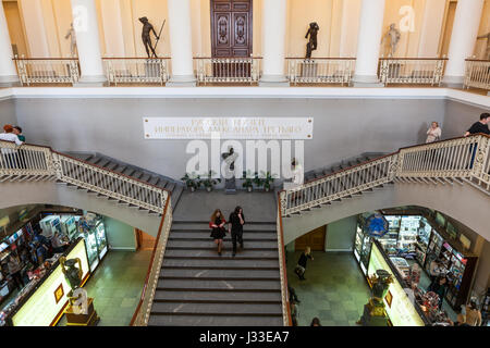 ST. PETERSBURG, Russland - ca. April 2017: Die Haupttreppe ist im Mikhailovsky Palast und das Zeichen "das Russische Museum des Kaisers Alexander t Stockfoto