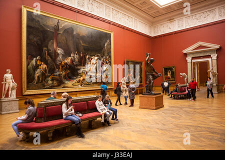 ST. PETERSBURG, Russland - ca. April 2017: Innenministerium das staatliche Russische Museum mit einem Bild von Fedor Bruni "The Copper Schlange." Es ist in der Mikhai Stockfoto