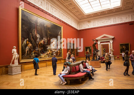 ST. PETERSBURG, Russland - ca. April 2017: Halle von dem staatlichen russischen Museum mit einem Bild von Fedor Bruni "The Copper Schlange." Ständige Ausstellung ist Stockfoto