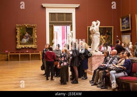 ST. PETERSBURG, Russland - ca. April 2017: Besucher in den Hallen des Museums gehen und schauen Sie sich Bilder der Ausstellung. Innenraum von dem staatlichen russischen Museum in Stockfoto