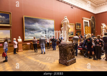 ST. PETERSBURG, Russland - ca. April 2017: Besucher stehen vor dem Bild der I.K Aiwasowski "The Wave". Russisches Museum in der Mikhailovsky Pal Stockfoto