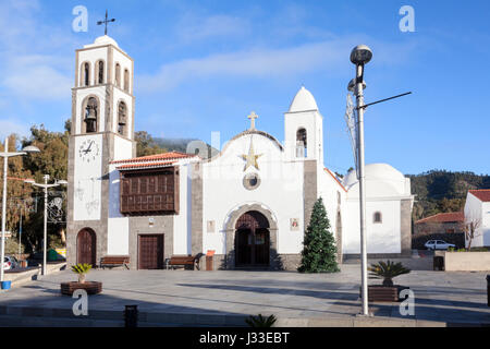 SANTIAGO DEL TEIDE, Teneriffa, Spanien - ca. Januar 2016: Kirche ist auf dem zentralen Platz der Stadt. Straße biegen Sie auf die Route TF-436 Dorf Masca. Santia Stockfoto