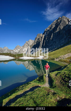 Frau See entlang wandern, Steinsee, Steinkarspitze und Schneekarlespitze im Hintergrund, Lechtaler Alpen, Tirol, Österreich Stockfoto