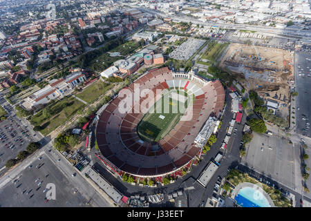 Los Angeles, Kalifornien, USA - 12. April 2017: Luftaufnahme des historischen Coliseum Stadion in der Nähe der University of Southern California. Stockfoto