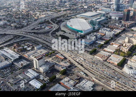Los Angeles, Kalifornien, USA - 12. April 2017: Luftaufnahme des Hafens 110 und Santa Monica 10 Autobahnen Austausch in Downtown La. Stockfoto
