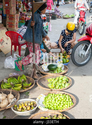 NHA TRANG, VIETNAM - Dezember 18: Frau nimmt Orangen auf dem nassen Markt am 18. Dezember 2015 in Nha Trang, Vietnam. Stockfoto