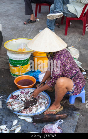 NHA TRANG, VIETNAM - 20 Januar: Frau Fisch zum Verkauf an die Marktstraße am 20. Januar 2016 in Nha Trang, Vietnam bereitet. Stockfoto