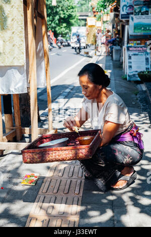 UBUD, Indonesien - 25 Februar: Balinesische Frau in traditioneller Kleidung, die Opfergaben an die Götter, Ubud, Indonesien am 25. Februar 2016 Stockfoto