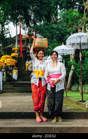 UBUD, Indonesien - 2. März: Junge Frau mit ihrer Mutter in traditioneller Kleidung während der Feier vor Nyepi (balinesische Tag der Stille) am 2. März Stockfoto