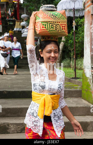 UBUD, Indonesien - 2. März: Junge Frau mit Korb auf dem Kopf während der Feier vor Nyepi (balinesische Tag der Stille) auf 2. März 2016 in Ubud, Stockfoto