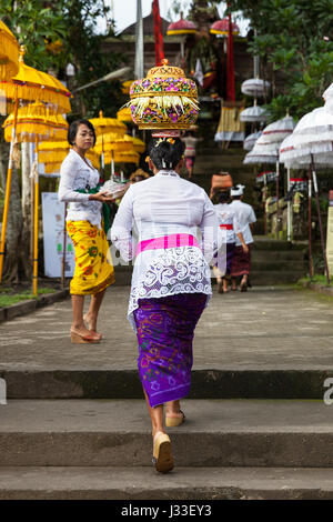UBUD, Indonesien - 2. März: Frau mit Korb auf dem Kopf geht die Treppe hinauf während der Feier vor Nyepi (balinesische Tag der Stille) am 2. März Stockfoto