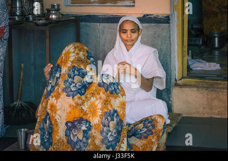 AJMER, Indien - 26. Oktober 2011: Jain Nonne im Gebet vor dem Essen von gefüttert Laien während des Chaturmas Festivals in Ajmer Jain-Tempel am Okt. Stockfoto