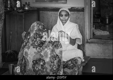 AJMER, Indien - 26. Oktober 2011: Jain Nonne im Gebet vor dem Essen von gefüttert Laien während des Chaturmas Festivals in Ajmer Jain-Tempel am Okt. Stockfoto