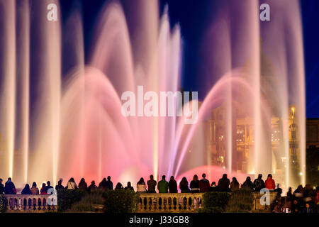 Nacht-Licht-Show am magischen Brunnen oder Font Magica, Barcelona, Katalonien, Spanien Stockfoto