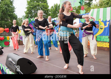 Jozefow, Polen - 30. Mai 2015: Junge Mädchen in orientalischen Kostümen beim Tanzen Stockfoto