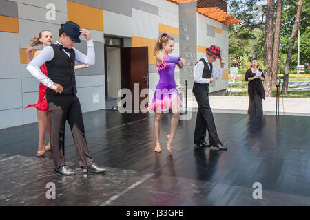 Jozefow, Polen - 30. Mai 2015: Paare von jungen Menschen während einer Tanzshow Stockfoto