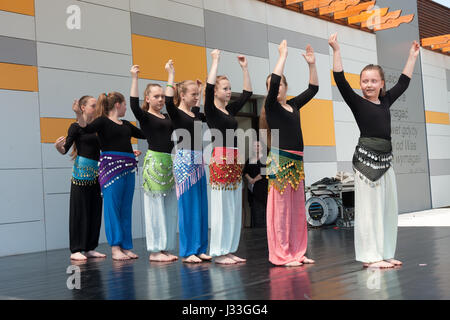 Jozefow, Polen - 30. Mai 2015: Junge Mädchen in orientalischen Kostümen beim Tanzen Stockfoto