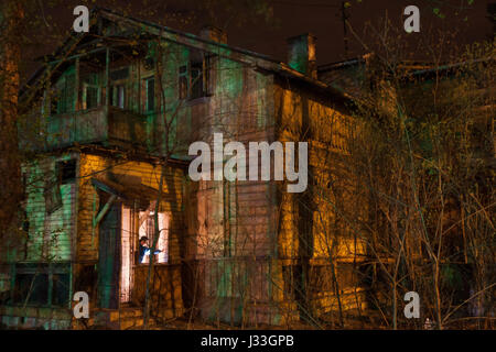 Otwock, Polen - 18. April 2015: Verlassenes Holzhaus in der Nacht im Mondschein Stockfoto