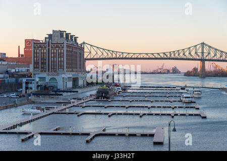 Montreal, CA - 28. April 2017: Jacques-Cartier Brücke und alten Hafen bei Sonnenuntergang Stockfoto