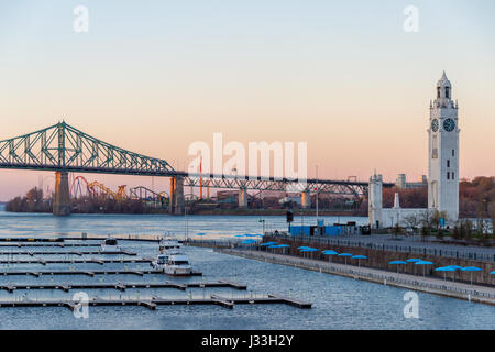 Montreal, CA - 28. April 2017: Jacques-Cartier Brücke, Uhrturm und alten Hafen bei Sonnenuntergang Stockfoto