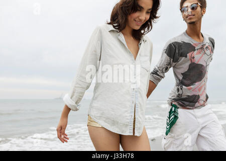 Junges Paar Entspannen am Strand Stockfoto