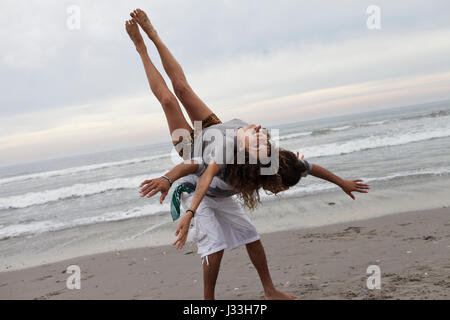 Freunden rumhängen am Strand Stockfoto