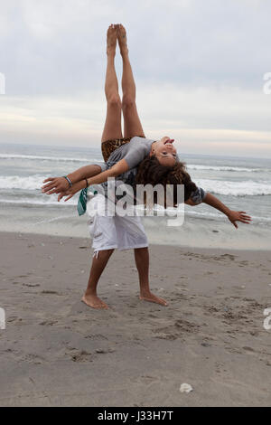 Freunden rumhängen am Strand Stockfoto