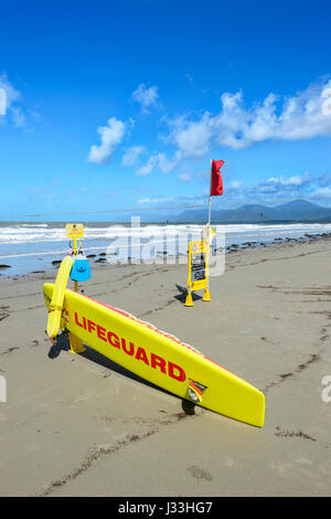 Rettungsschwimmer Surfbrett und kein Schwimmen rote Fahne, Four Mile Beach, Port Douglas, Far North Queensland, FNQ, QLD, Australien Stockfoto