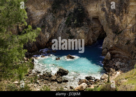 Nahaufnahme von Antiochia Ad Cragum Lagune von festen Felsen gerahmt Stockfoto