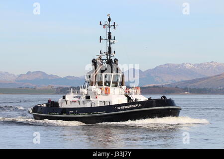 Findige SD, eine ATD 2909-Klasse Schlepper betrieben von Serco Marine Services, übergibt Indien Osthafen in Greenock während der Übung Joint Warrior 17-1 Stockfoto