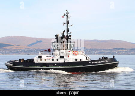 Findige SD, eine ATD 2909-Klasse Schlepper betrieben von Serco Marine Services, übergibt Indien Osthafen in Greenock während der Übung Joint Warrior 17-1 Stockfoto