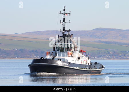 Findige SD, eine ATD 2909-Klasse Schlepper betrieben von Serco Marine Services, übergibt Indien Osthafen in Greenock während der Übung Joint Warrior 17-1 Stockfoto