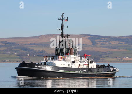 Findige SD, eine ATD 2909-Klasse Schlepper betrieben von Serco Marine Services, übergibt Indien Osthafen in Greenock während der Übung Joint Warrior 17-1 Stockfoto