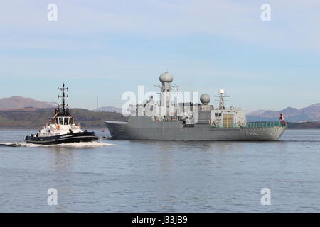 Serco Marinedienstleistungen SD einfallsreich und der königlichen dänischen Marine KDM Vaederren (F359), vorbei an Greenock zu Beginn der Übung Joint Warrior 17-1. Stockfoto