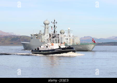 Serco Marinedienstleistungen SD einfallsreich und der königlichen dänischen Marine KDM Vaederren (F359), vorbei an Greenock zu Beginn der Übung Joint Warrior 17-1. Stockfoto