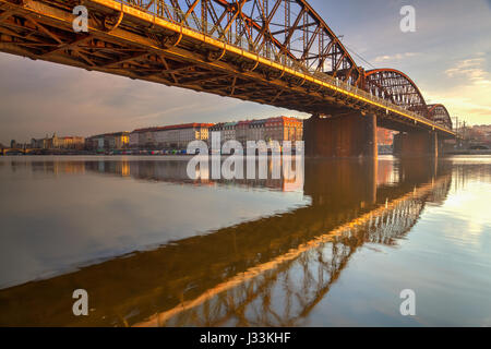 Prag, Tschechische Republik - Mai 11,2017: Alte Eisenbahnbrücke in Prag, Tschechien. Die ursprüngliche Brücke über die Moldau zwischen 1871 erbaut – Stockfoto