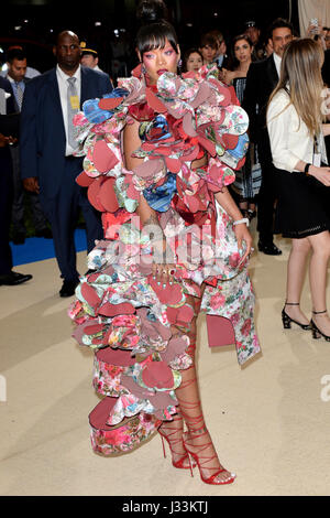 Rihanna, die Teilnahme an The Metropolitan Museum of Art Kostüm Institut Benefiz-Gala 2017, in New York, USA. Stockfoto