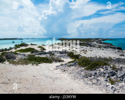 Paradiesischen Korallenriff Küste in Warderick Wells Cay, die Exumas Land und Meerespark, Bahamas. Stockfoto