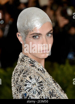 Cara Delevingne Teilnahme an The Metropolitan Museum of Art Kostüm Institut Benefiz-Gala 2017, in New York, USA. Stockfoto