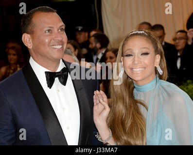 Alex Rodriguez und Jennifer Lopez Teilnahme an The Metropolitan Museum of Art Kostüm Institut Benefiz-Gala 2017, in New York, USA. Stockfoto