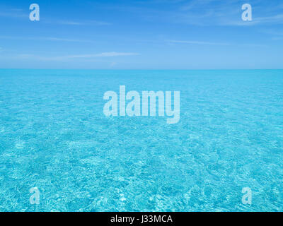Blauen Ozean Wasserhorizont über große Sandbank Bimini in den Bahamas. Stockfoto