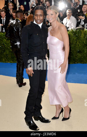 Ein$ AP Rocky und Gwyneth Paltrow Teilnahme an The Metropolitan Museum of Art Kostüm Institut Benefiz-Gala 2017, in New York, USA. Stockfoto