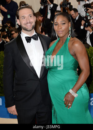 Alexis Ohanian und Serena Williams Teilnahme an The Metropolitan Museum of Art Kostüm Institut Benefiz-Gala 2017, in New York, USA. Stockfoto