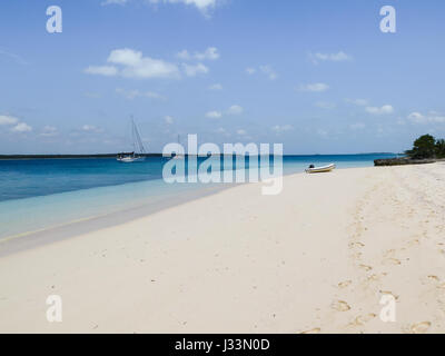 Segelboote verankert in der Nähe von weißen Sandstrand. Stockfoto