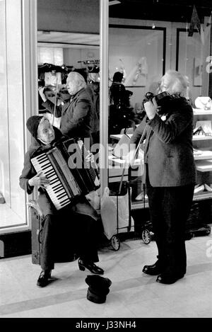 Buskers 1980er Jahre britischer Ehemann und Ehefrau, Partner, die ein Paar mit Violine und Akkordeon betreibt. Gestürzte oder schwere Zeiten, die exxtra Geld brauchen. Blackburn Lancashire 1983 England HOMER SYKES Stockfoto